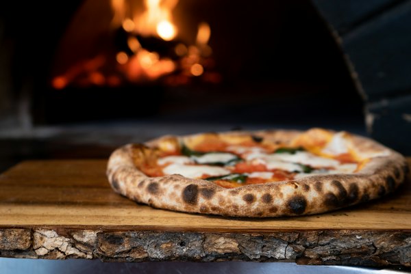 Frische Pizza aus dem Ofen